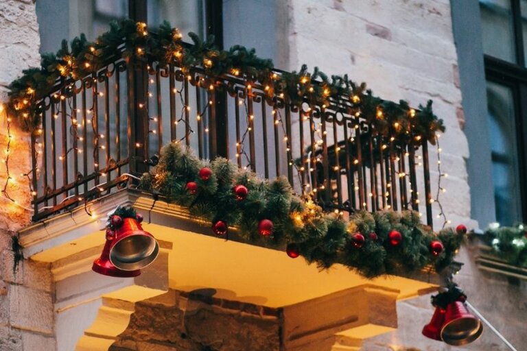 20 Best Outdoor Christmas Lights Ideas for Trees, House & More